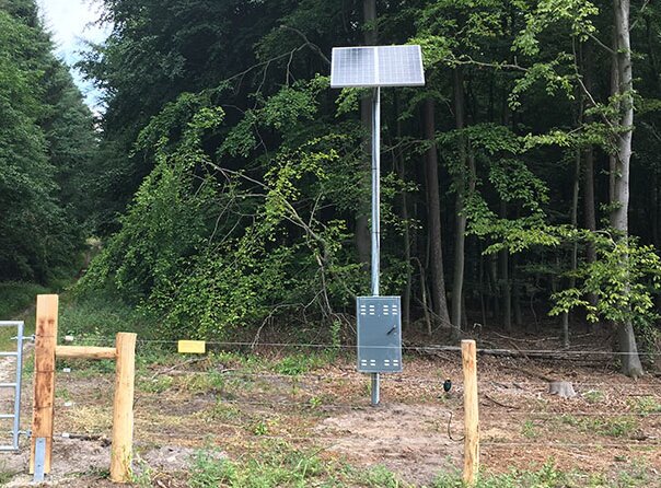 Weidezaungerät mit Solaranlage an Zaun - Service on ZaunQ