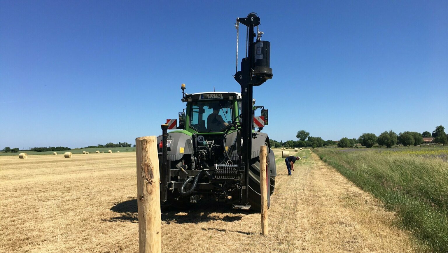 Traktor beim Zaunbau und Anleitung